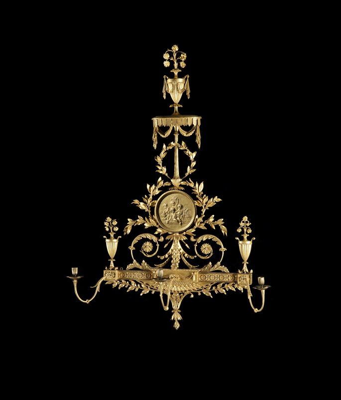 A PAIR OF GEORGE III GILTWOOD WALL LIGHTS IN THE MANNER OF ROBERT ADAM | MasterArt